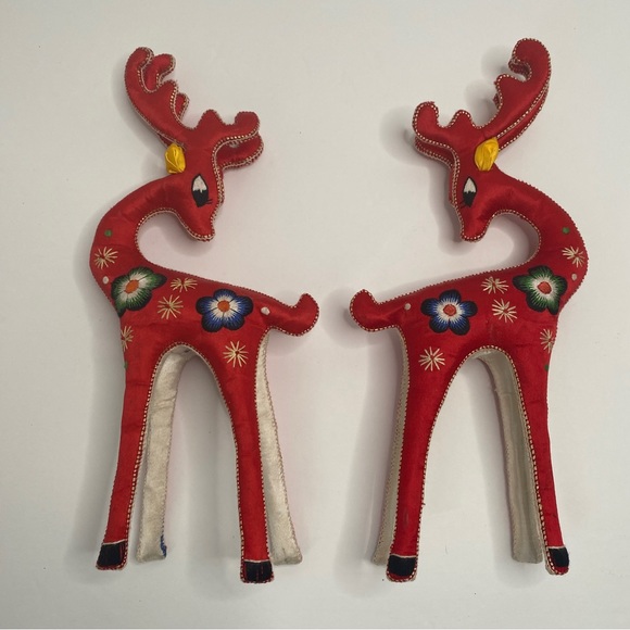 Vintage Embroidered Red Satin Pair of Japanese Reindeer - Picture 3 of 8